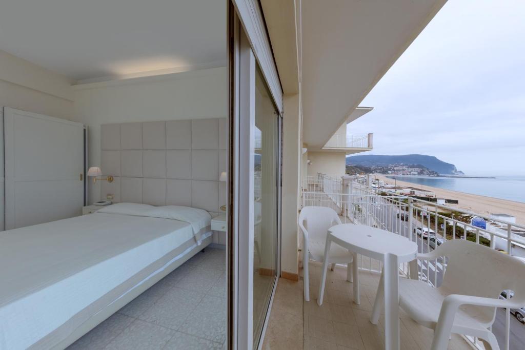 Postel nebo postele na pokoji v ubytování Hotel Numana Palace