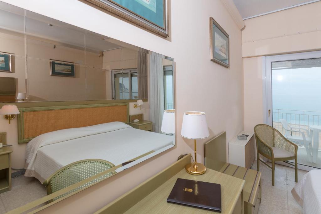 Postel nebo postele na pokoji v ubytování Hotel Numana Palace