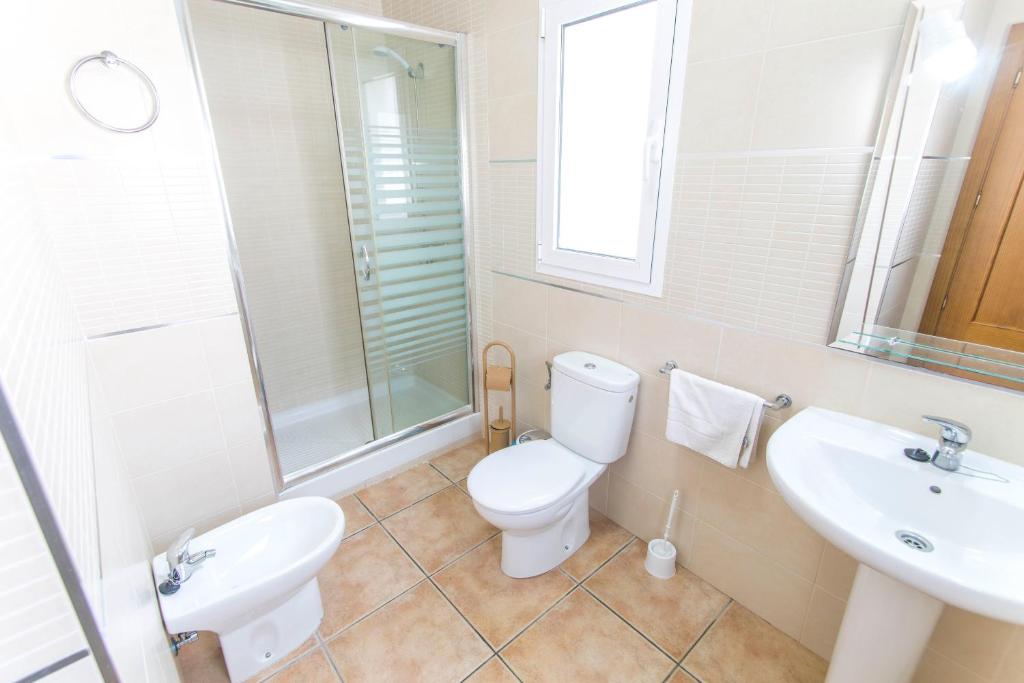 A bathroom at Villa Vallao Nerja