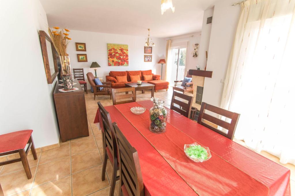 A seating area at Villa Vallao Nerja