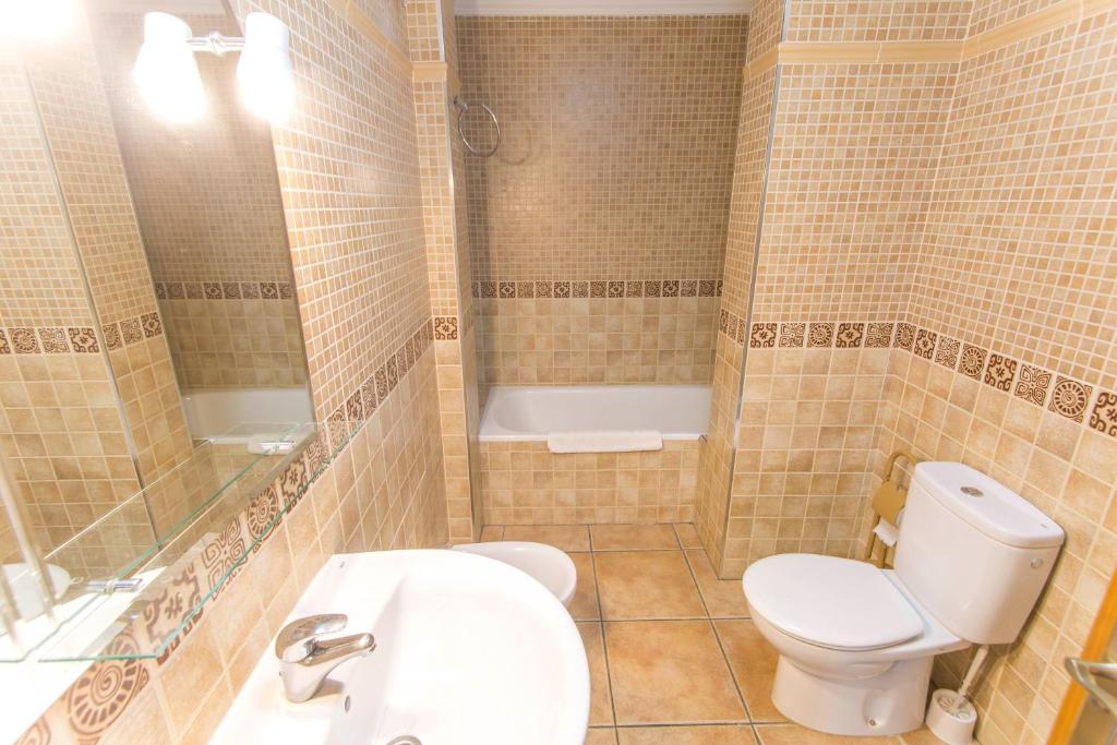 A bathroom at Villa Vallao Nerja