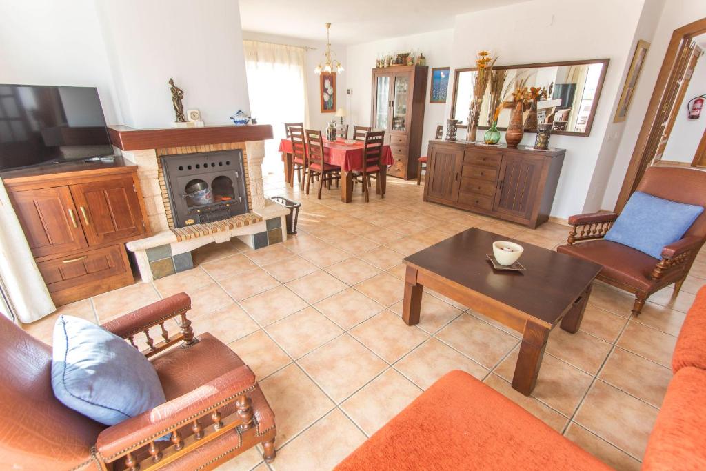 A television and/or entertainment centre at Villa Vallao Nerja