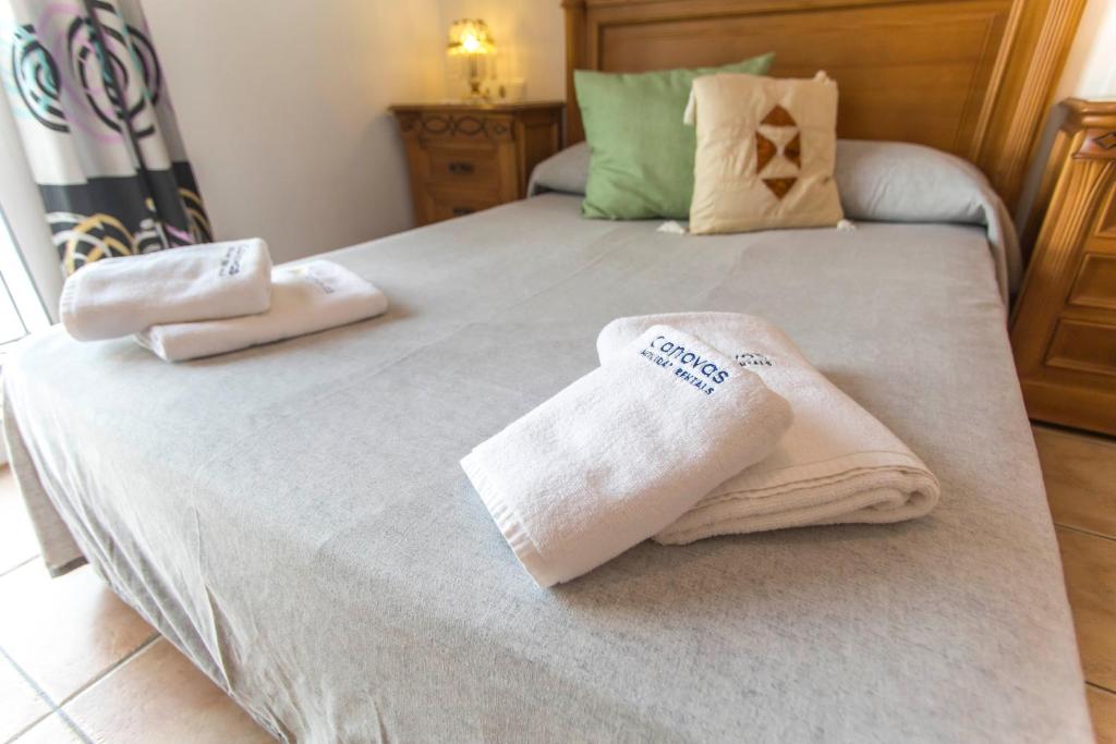 A bed or beds in a room at Villa Vallao Nerja