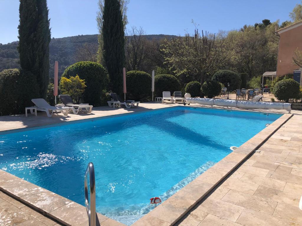 Bazén v ubytování HOTEL LE MAS D'HèLèNE nebo v jeho okolí