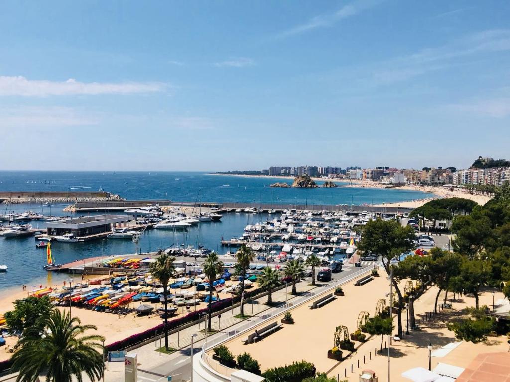 Una vista de un puerto con barcos en el agua. en Aiguaneu Luxury Nàutic, en Blanes