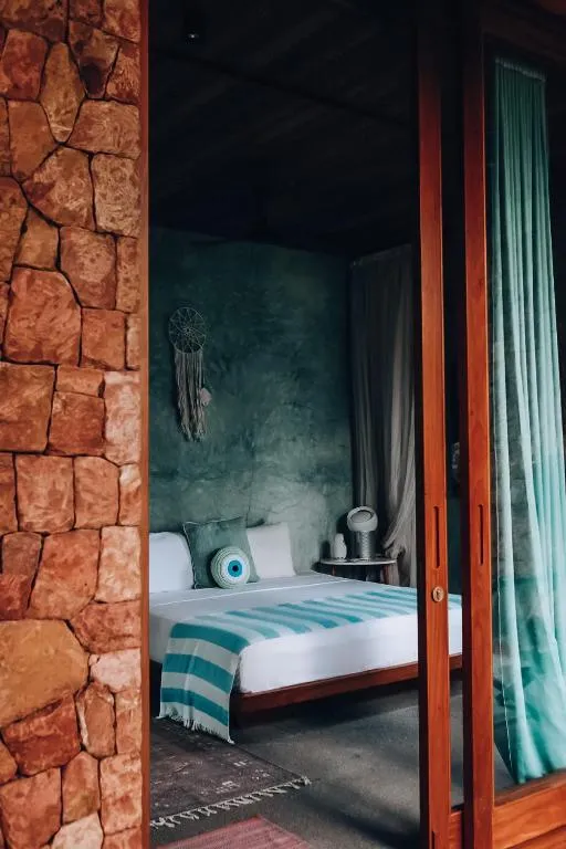 Hidden Garden Room – Sheeshoo