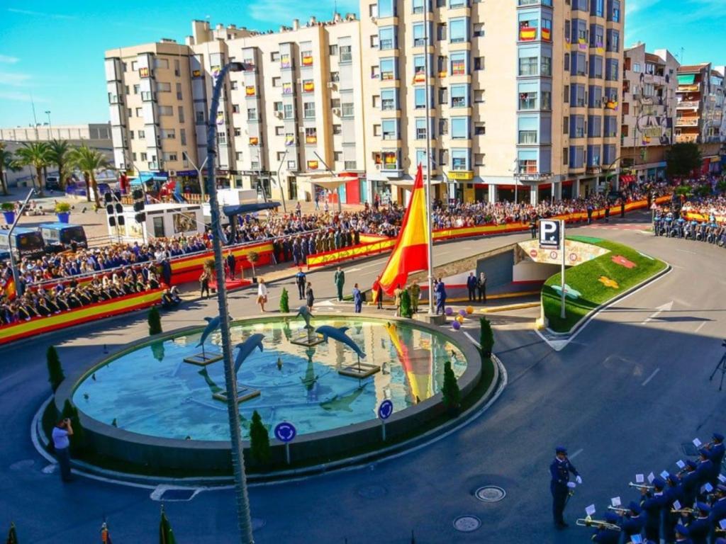 a crowd of people watching a parade in a city at Hostal Las Fronteras in Torrejón de Ardoz