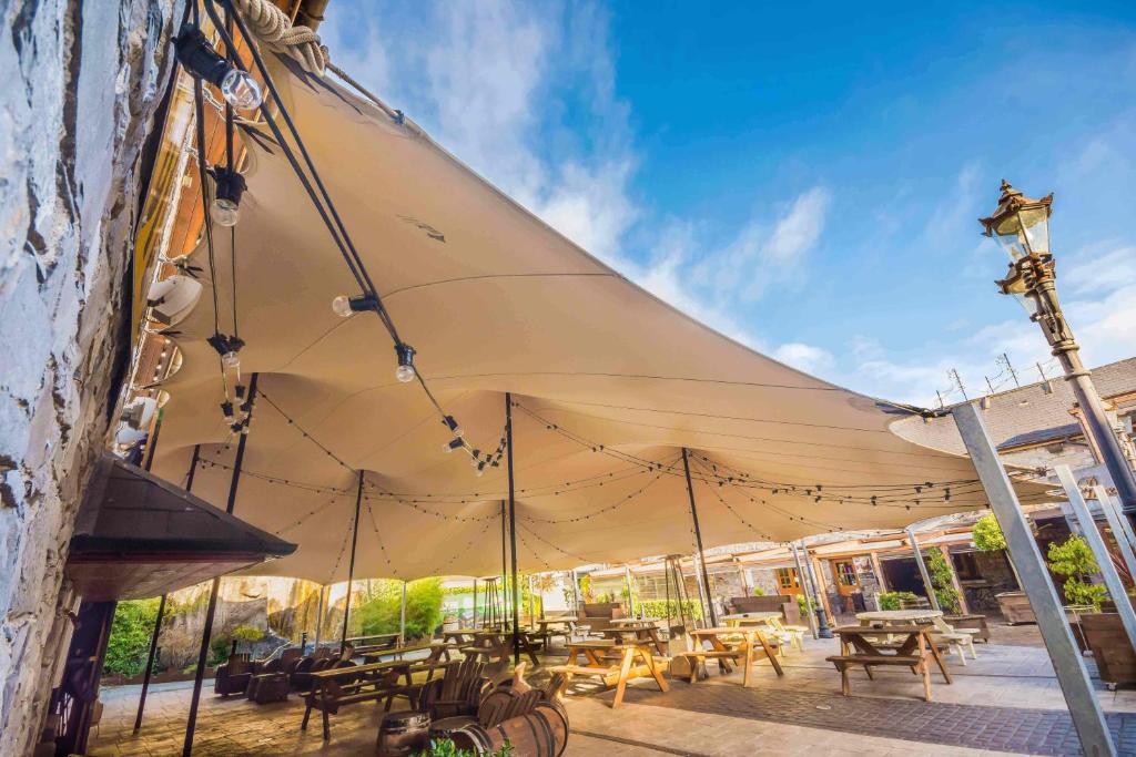 uma grande tenda com mesas e cadeiras por baixo em Court Yard Hotel em Leixlip