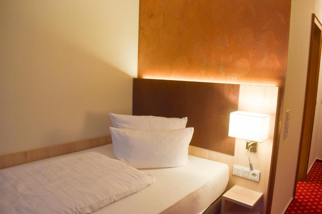 Postel nebo postele na pokoji v ubytování Akzent Hotel Jonathan