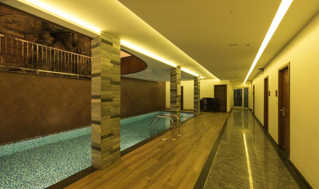 Bazén v ubytování Trivers Resort Munnar nebo v jeho okolí