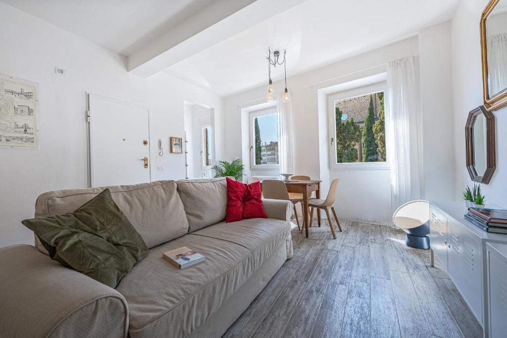Posedenie v ubytovaní Via Avelli, 4 - Florence Charming Apartments - Delightful and bright 3rd-floor apartment without elevator, overlooking one of Florence's most beautiful squares, Exceptionally located for exploring the city