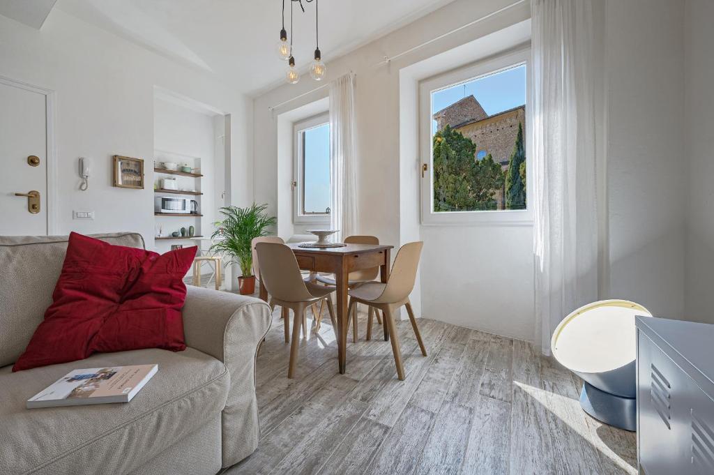 Posedenie v ubytovaní Via Avelli, 4 - Florence Charming Apartments - Delightful and bright 3rd-floor apartment without elevator, overlooking one of Florence's most beautiful squares, Exceptionally located for exploring the city