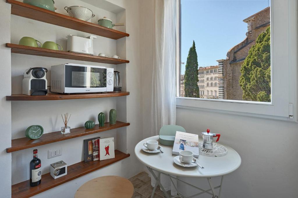 Kuchyňa alebo kuchynka v ubytovaní Via Avelli, 4 - Florence Charming Apartments - Delightful and bright 3rd-floor apartment without elevator, overlooking one of Florence's most beautiful squares, Exceptionally located for exploring the city