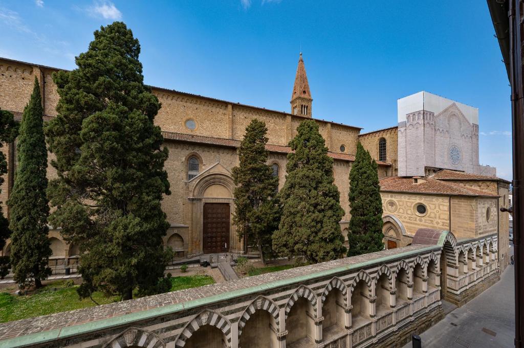 Fotografia z galérie ubytovania Via Avelli, 4 - Florence Charming Apartments - Delightful and bright 3rd-floor apartment without elevator, overlooking one of Florence's most beautiful squares, Exceptionally located for exploring the city vo Florencii