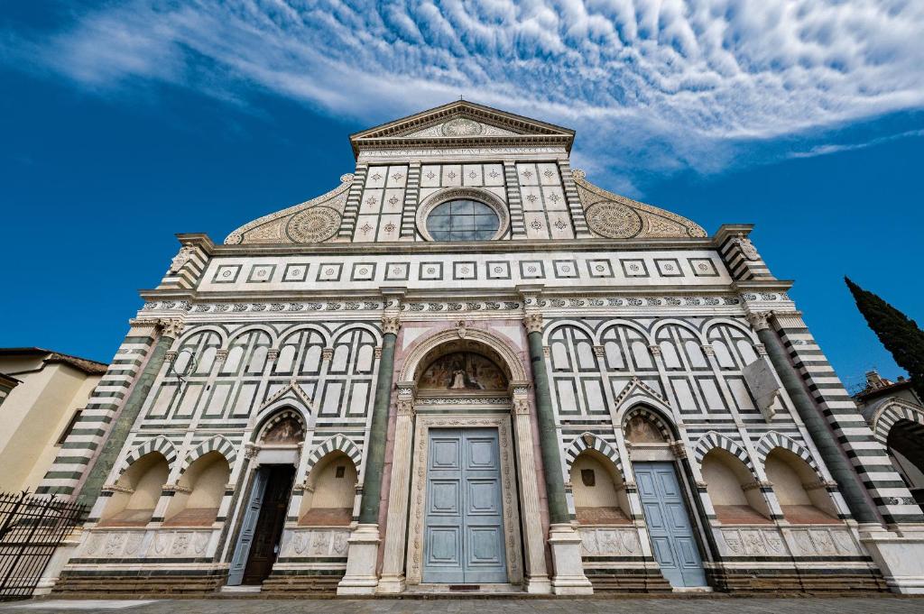 Fotografia z galérie ubytovania Via Avelli, 4 - Florence Charming Apartments - Delightful and bright 3rd-floor apartment without elevator, overlooking one of Florence's most beautiful squares, Exceptionally located for exploring the city vo Florencii