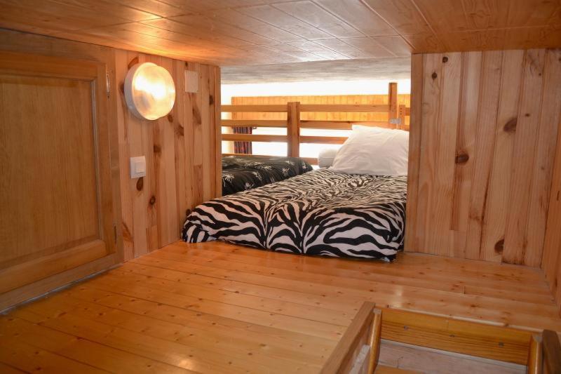 une chambre avec un lit à motifs zébrés dans une cabine dans l'établissement SUPER LIORAN - APPARTEMENT ENTIÈREMENT ÉQUIPÉ, à Laveissière