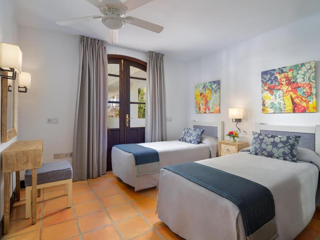 Postel nebo postele na pokoji v ubytování Regency Country Club, Apartments Suites