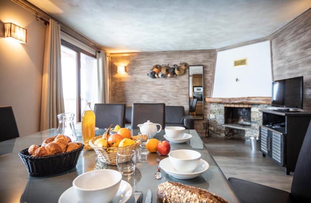 TV a/nebo společenská místnost v ubytování Chalet des Neiges Hermine