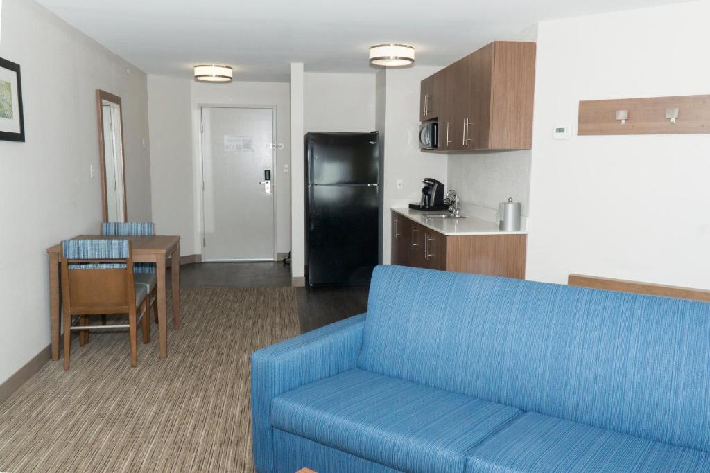 Holiday Inn Express Hotel & Suites Madison by IHG photo