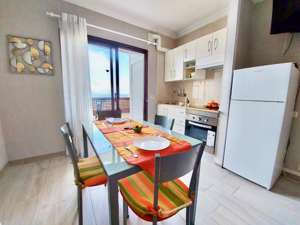 Kuchyňa alebo kuchynka v ubytovaní Ocean and Sun Studio Apartment
