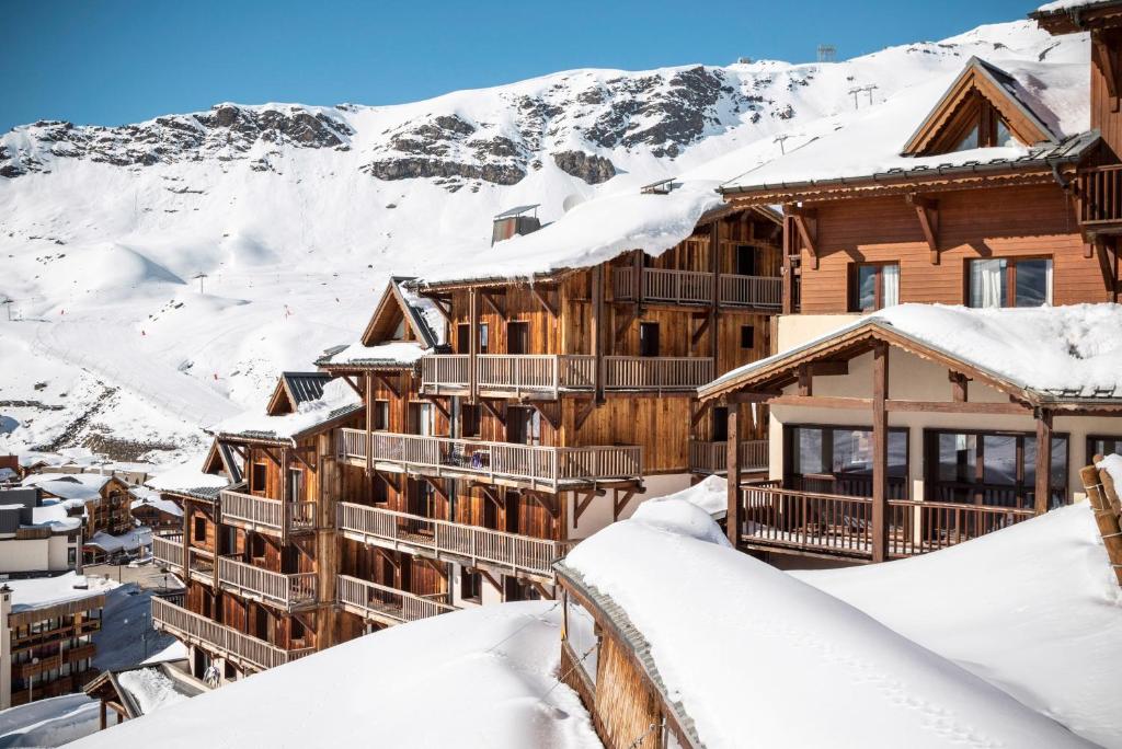 Nespecifikovaný výhled na hory nebo výhled na hory při pohledu z aparthotelu