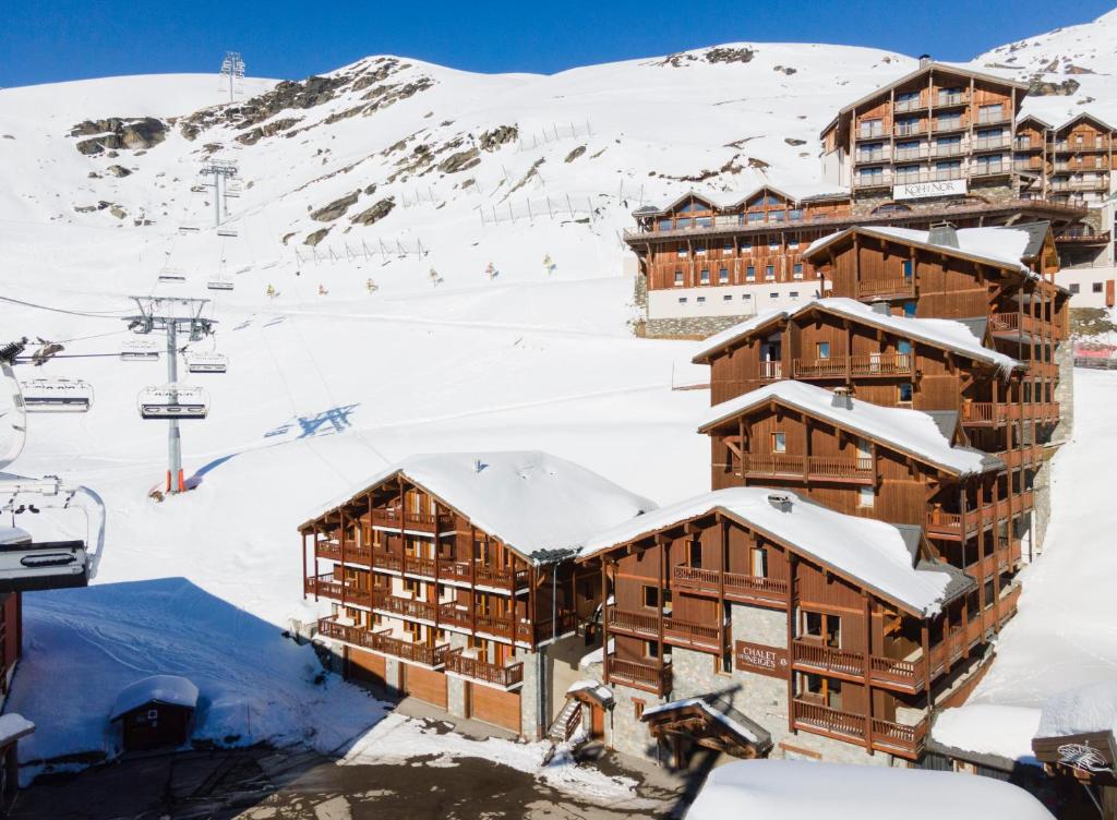 Nespecifikovaný výhled na hory nebo výhled na hory při pohledu z aparthotelu