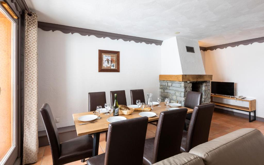 TV a/nebo společenská místnost v ubytování Chalet des Neiges Plein Sud