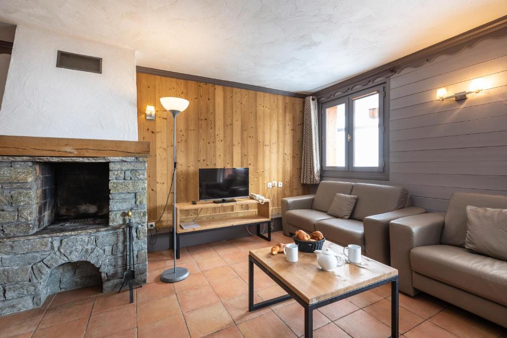 TV a/nebo společenská místnost v ubytování Chalet des Neiges Plein Sud