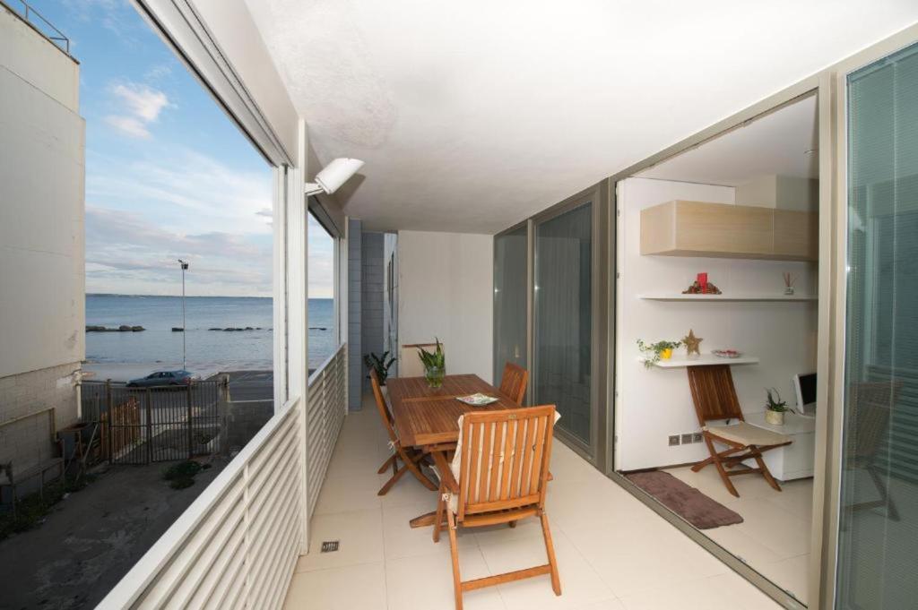 een balkon met een tafel en uitzicht op de oceaan bij One bedroom appartement with wifi at Gallipoli in Gallipoli