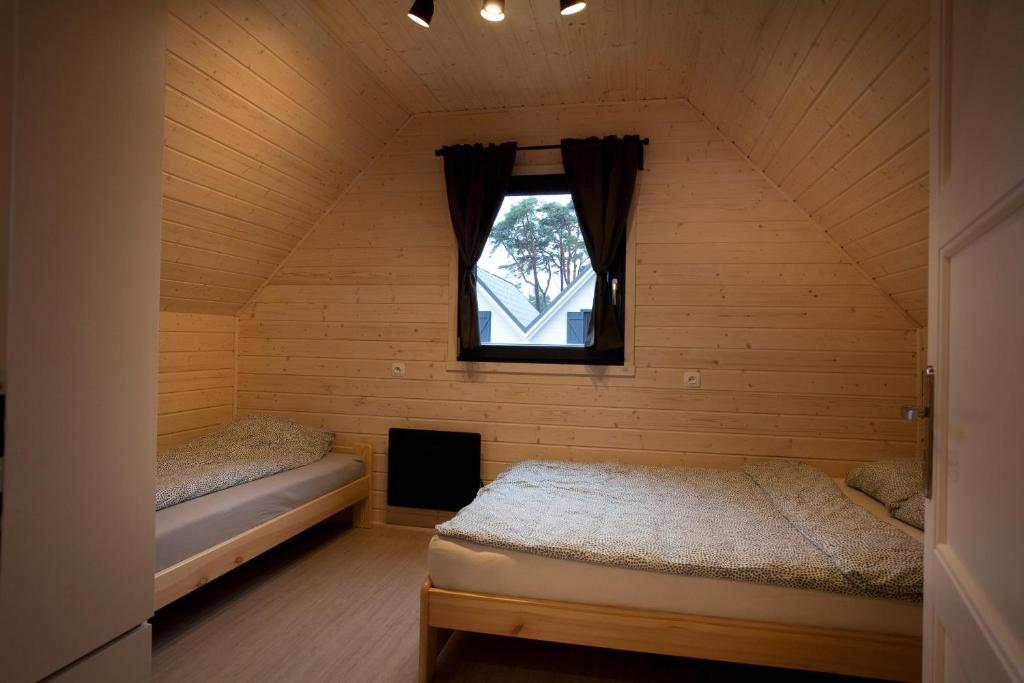 Säng eller sängar i ett rum på Domki HORYZONT