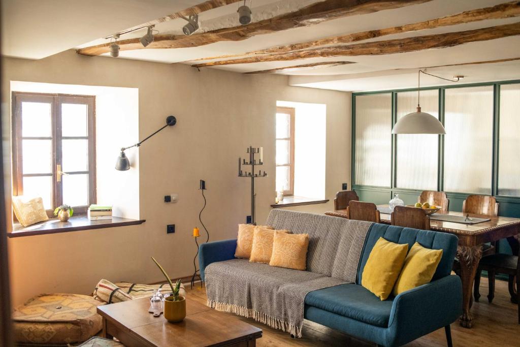 sala de estar con sofá y mesa en Philos Guesthouse, en Makrinitsa