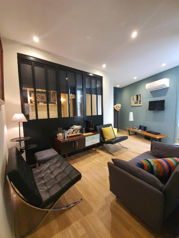 un salon avec un canapé et une table dans l'établissement Jaurès by Welcome to Cannes, à Cannes