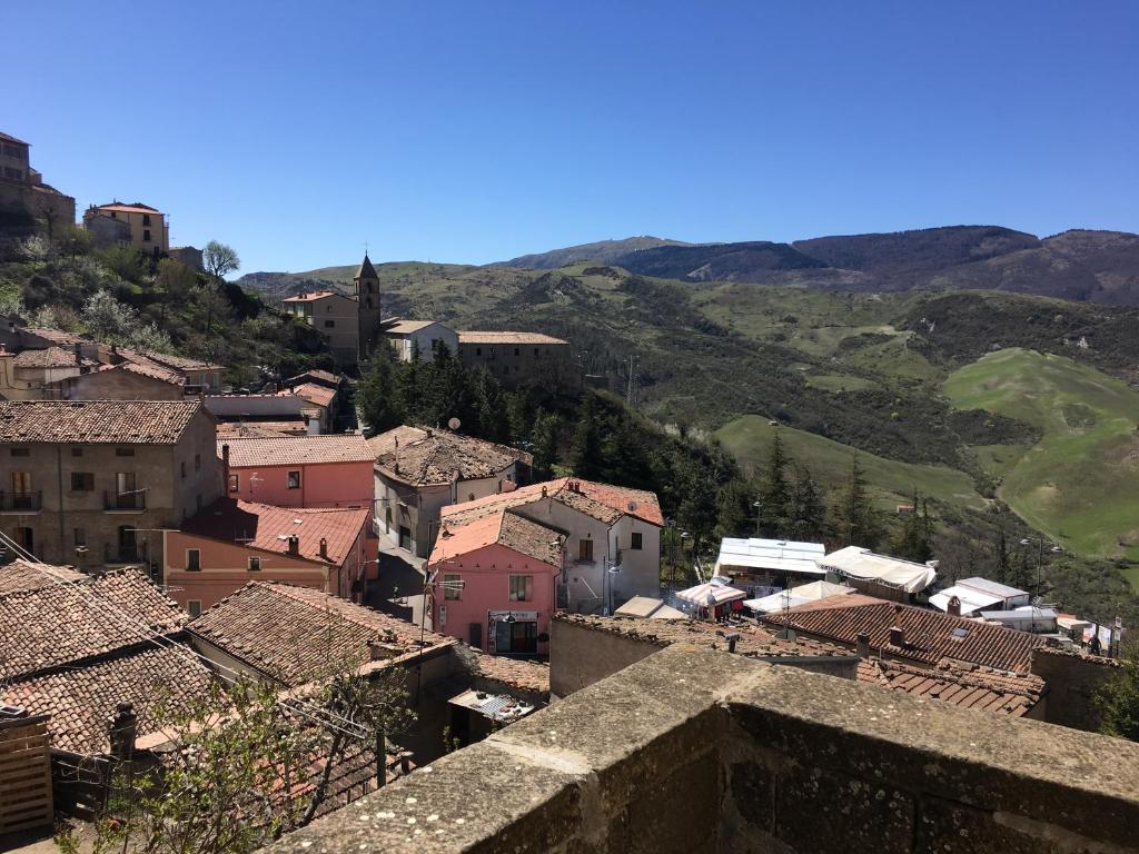 uma vista para uma cidade com montanhas ao fundo em Ercole em Pietrapertosa