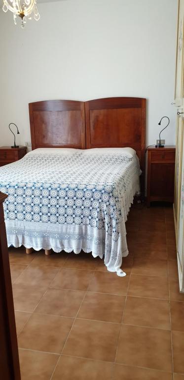 een slaapkamer met een bed en twee nachtkastjes bij Casa Graziosa in Lazise