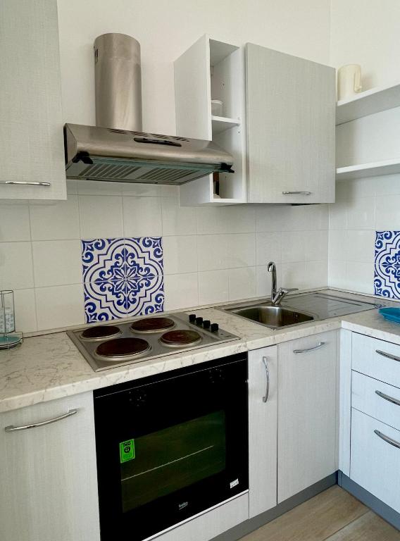 A kitchen or kitchenette at Viva Vista Mare Bilo Secondo Piano Vista