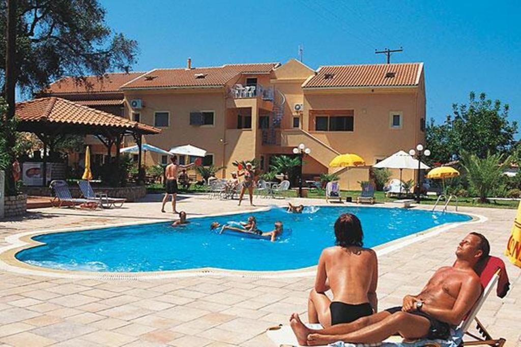 Bazén v ubytování Poseidon Suites by CorfuEscapes nebo v jeho okolí
