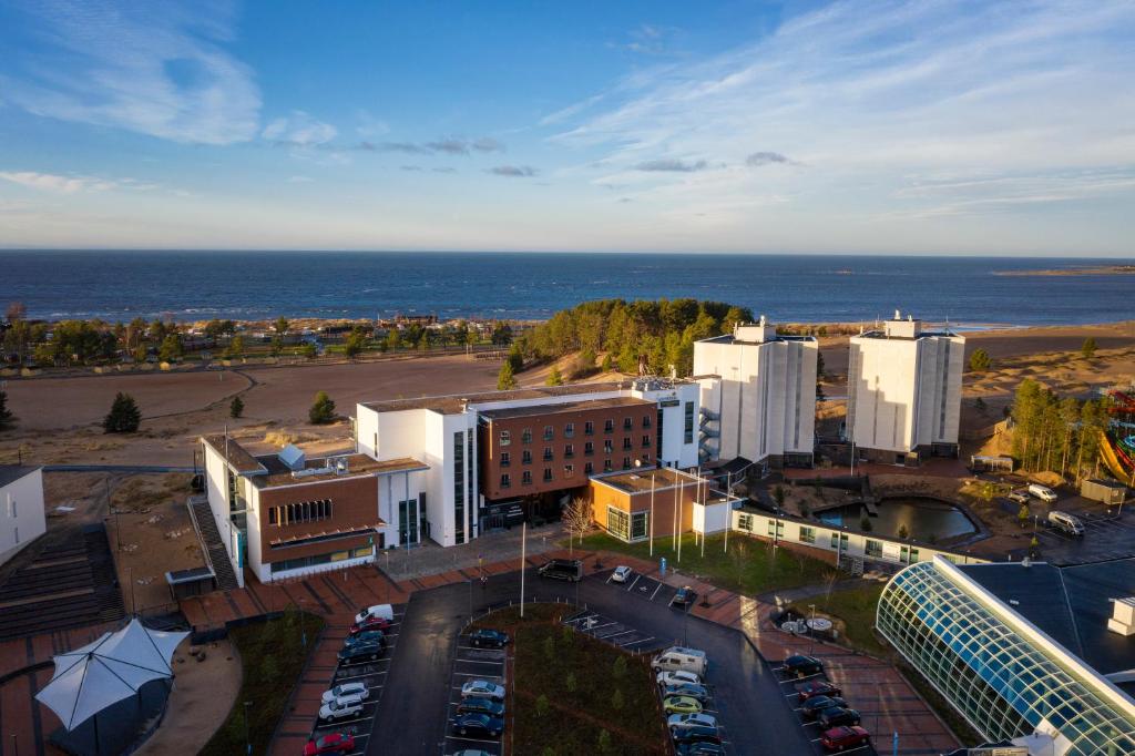 une vue aérienne d'une ville avec un parking dans l'établissement Santa's Resort & Spa Hotel Sani, à Kalajoki