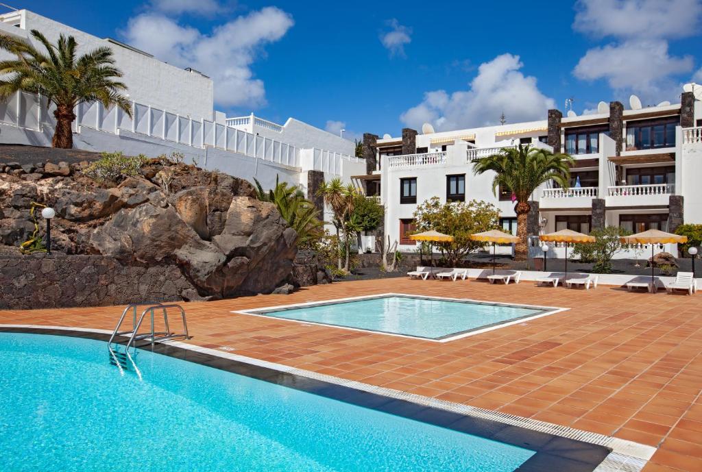basen przed budynkiem w obiekcie Apartment Caleton Blanco, central Puerto del Carmen w Puerto del Carmen