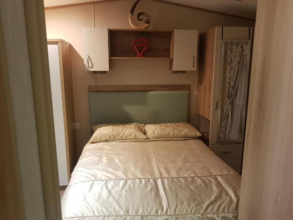 Ein Bett oder Betten in einem Zimmer der Unterkunft Sunningdale Sanctuary