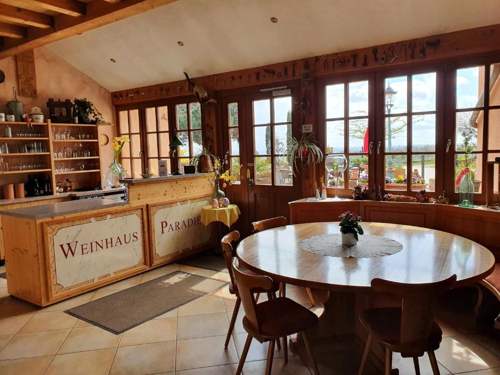 Restaurace v ubytování Weinhaus Paradies