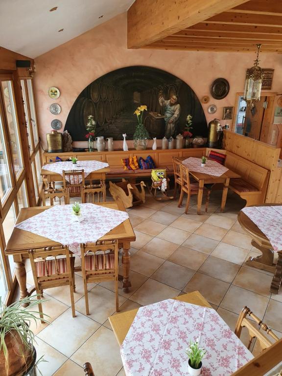 Restaurace v ubytování Weinhaus Paradies