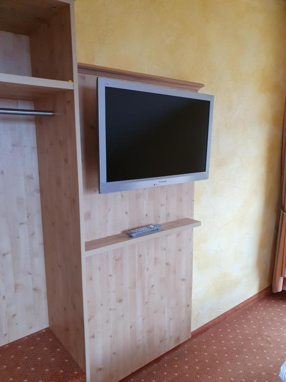 TV a/nebo společenská místnost v ubytování Weinhaus Paradies