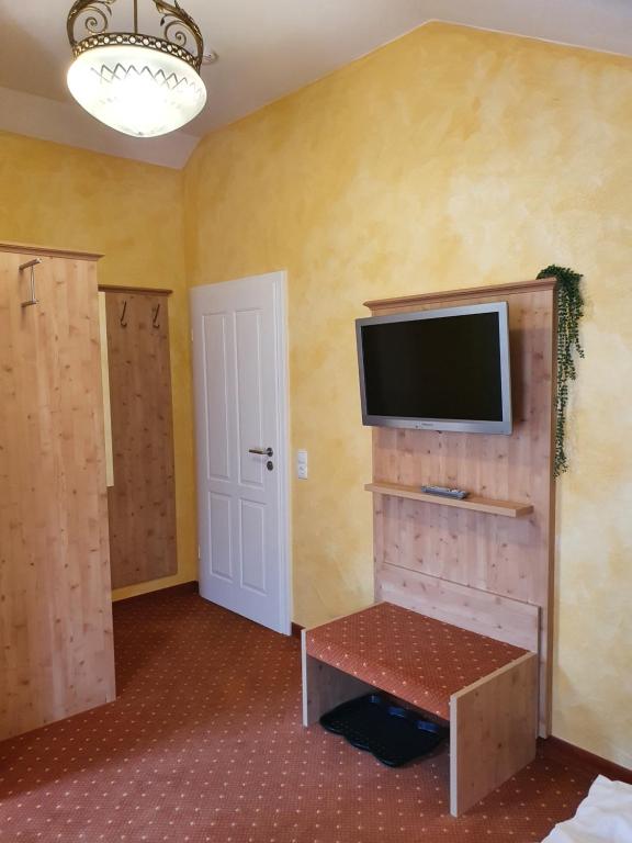 TV a/nebo společenská místnost v ubytování Weinhaus Paradies