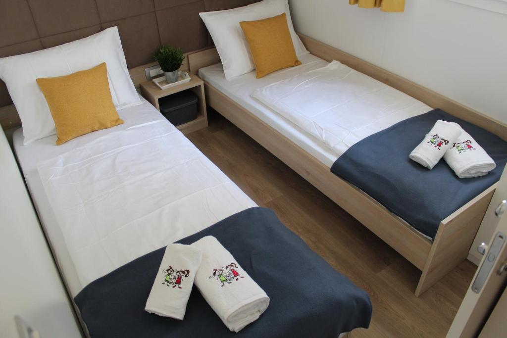Posteľ alebo postele v izbe v ubytovaní Two Sisters mobile home