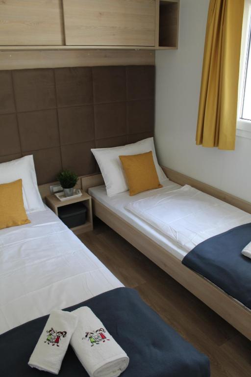 Posteľ alebo postele v izbe v ubytovaní Two Sisters mobile home