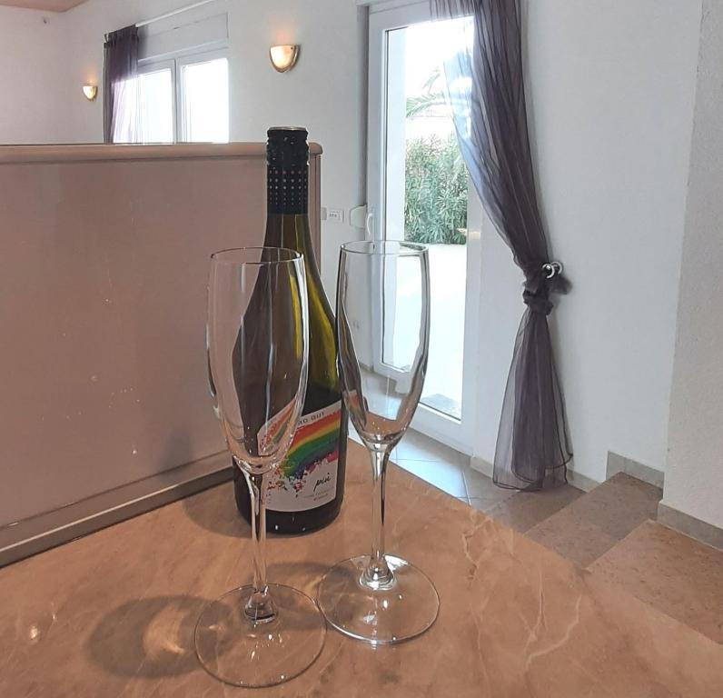 Nápoje v ubytovaní Traum Ferienwohnung mit Pool am Meer, Kroatien, Istrien, Liznjan bis 6 Personen, Urlaub an der Adria