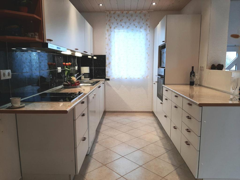 Kuchyňa alebo kuchynka v ubytovaní Traum Ferienwohnung mit Pool am Meer, Kroatien, Istrien, Liznjan bis 6 Personen, Urlaub an der Adria