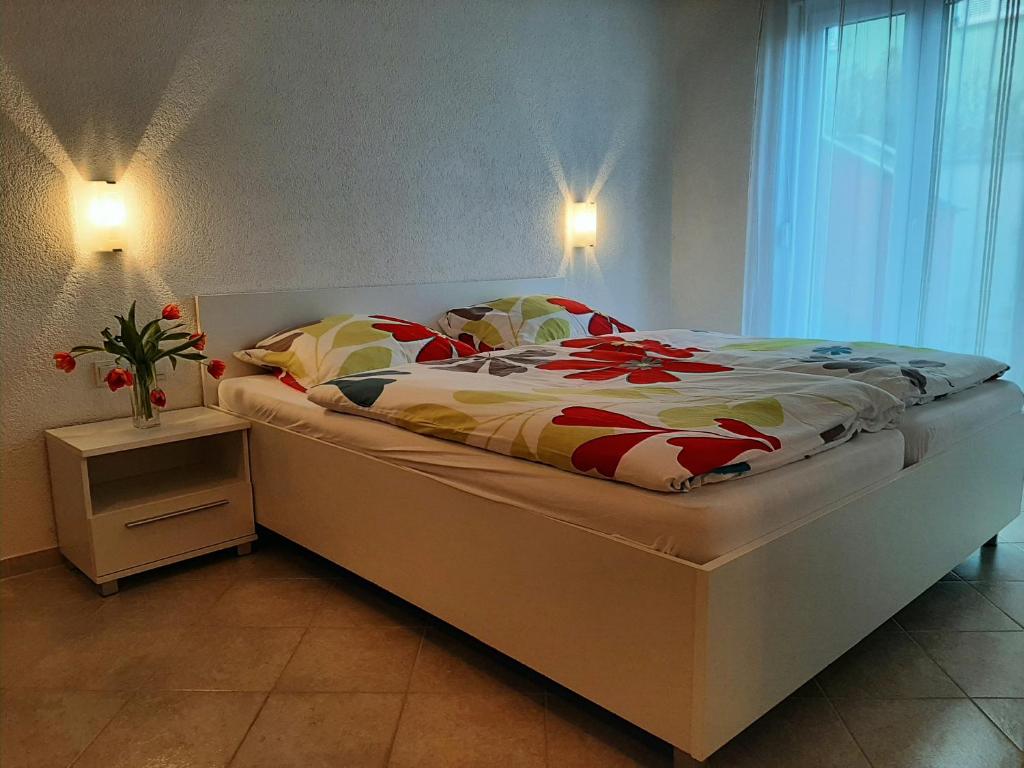 Posteľ alebo postele v izbe v ubytovaní Traum Ferienwohnung mit Pool am Meer, Kroatien, Istrien, Liznjan bis 6 Personen, Urlaub an der Adria