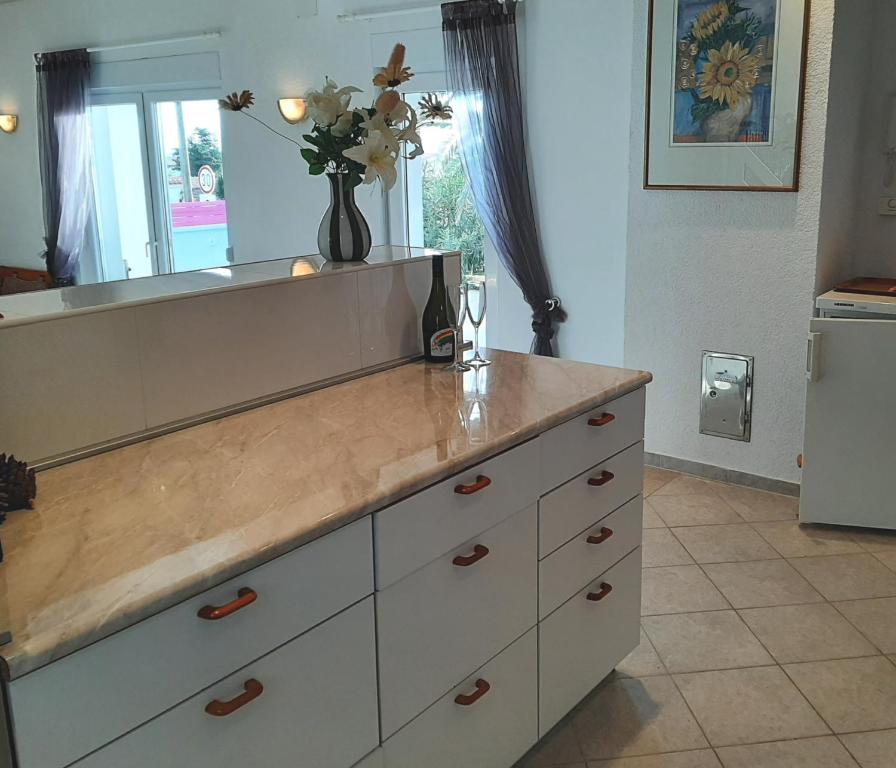 Fotografia z galérie ubytovania Traum Ferienwohnung mit Pool am Meer, Kroatien, Istrien, Liznjan bis 6 Personen, Urlaub an der Adria v destinácii Ližnjan