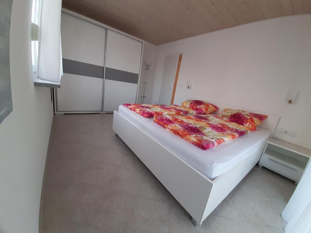 Posteľ alebo postele v izbe v ubytovaní Traum Ferienwohnung mit Pool am Meer, Kroatien, Istrien, Liznjan bis 6 Personen, Urlaub an der Adria